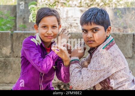 JUNAGADH, INDIEN - 9. FEBRUAR 2017: Einheimische Jungen im Uparkot Fort in Junagadh, Bundesstaat Gujarat, Indien Stockfoto