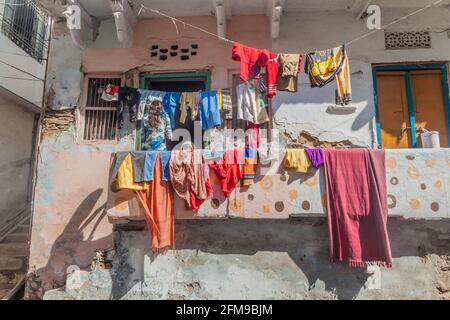 UDAIPUR, INDIEN - 11. FEBRUAR 2017: Wäscherei auf einem Balkon in Udaipur, Rajasthan Staat, Indien Stockfoto