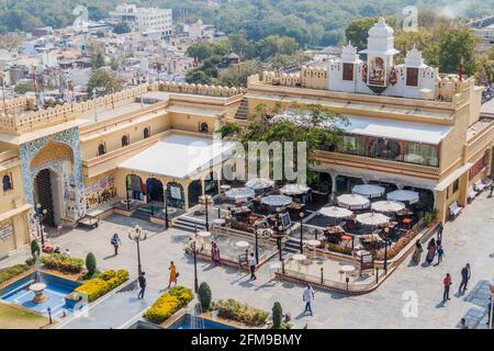 UDAIPUR, INDIEN - 12. FEBRUAR 2017: Innenhof des Stadtpalastes in Udaipur, Rajasthan Staat, Indien Stockfoto