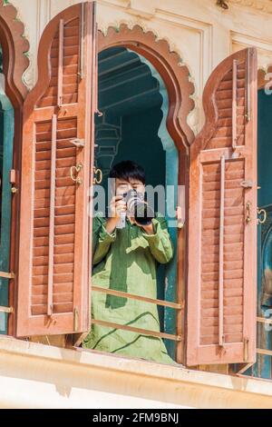 UDAIPUR, INDIEN - 12. FEBRUAR 2017: Fotograf am Stadtpalast in Udaipur, Rajasthan, Indien Stockfoto