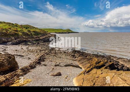 Eine abgeschiedene Bucht in Middle Hope in der Nähe von Sand Point am Bristol Channel, Somerset, England Stockfoto