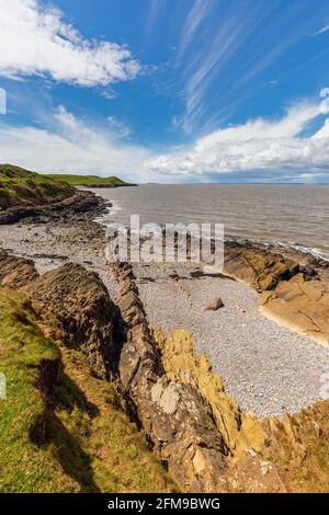 Eine abgeschiedene Bucht in Middle Hope in der Nähe von Sand Point am Bristol Channel, Somerset, England Stockfoto