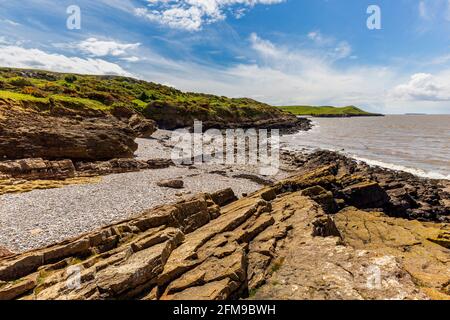 Eine abgeschiedene Bucht in Middle Hope in der Nähe von Sand Point am Bristol Channel, Somerset, England Stockfoto