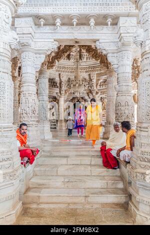 RANAKPUR, INDIEN - 13. FEBRUAR 2017: Geschnitzte Marmor-Innenraum von Jain Tempel in Ranakpur, Rajasthan Staat, Indien Stockfoto