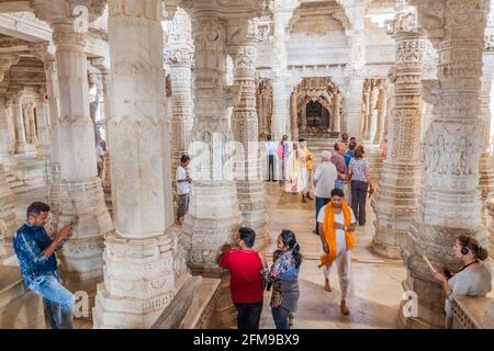 RANAKPUR, INDIEN - 13. FEBRUAR 2017: Besucher im Jain Tempel in Ranakpur, Rajasthan Staat, Indien Stockfoto