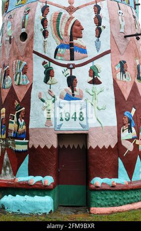 Detail des Hauptpfads im Totem Pole Park von Ed Galloway, einer Attraktion am Straßenrand der Route 66 in FOYIL, Oklahoma. Stockfoto