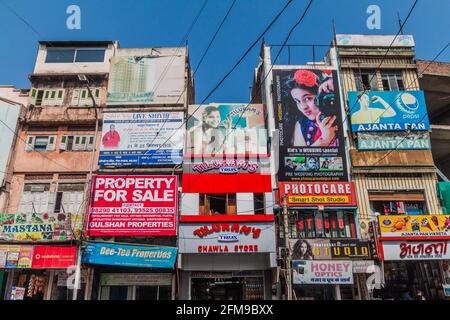 UDAIPUR, INDIEN - 14. FEBRUAR 2017: Verschiedene Werbeplakate auf Häusern in Udaipur, Rajasthan Staat, Indien Stockfoto