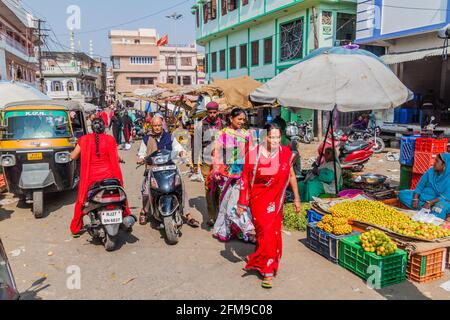 UDAIPUR, INDIEN - 14. FEBRUAR 2017: Straßenmarkt in Udaipur, Rajasthan Staat, Indien Stockfoto