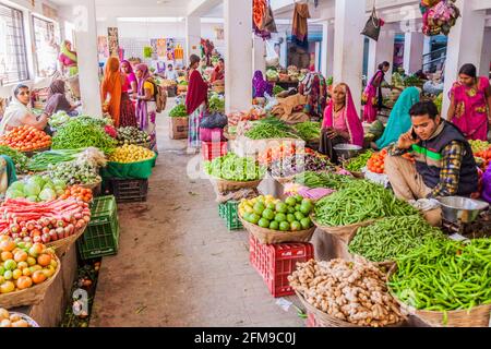 CHITTORGARH, INDIEN - 15. FEBRUAR 2017: Blick auf den Obst- und Gemüsemarkt in Chittorgarh, Rajasthan, Indien Stockfoto