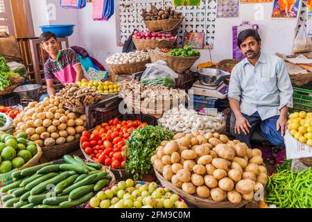 CHITTORGARH, INDIEN - 15. FEBRUAR 2017: Blick auf den Obst- und Gemüsemarkt in Chittorgarh, Rajasthan, Indien Stockfoto