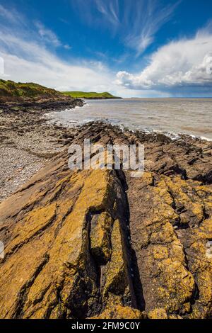 Eine abgeschiedene Bucht in Middle Hope in der Nähe von Sand Point am Bristol Channel, Somerset, England Stockfoto