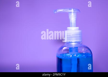 Blaue Flaschen Handdesinfektionsmittel und antibakterielles Handgel, Händewaschen, Handhygiene zur Vorbeugung gegen Corona-Viren Stockfoto