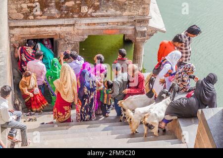 CHITTORGARH, INDIEN - 15. FEBRUAR 2017: Menschen am Gaumukh Reservoir am Chittor Fort in Chittorgarh, Rajasthan Staat, Indien Stockfoto