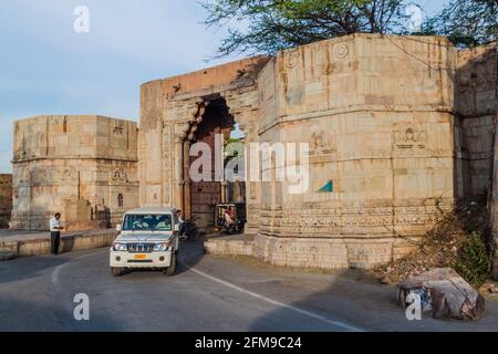 CHITTORGARH, INDIEN - 15. FEBRUAR 2017: RAM Pol Tor des Chittor Fort in Chittorgarh, Rajasthan Staat, Indien Stockfoto