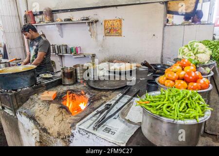 CHITTORGARH, INDIEN - 15. FEBRUAR 2017: Imbissstand in Chittorgarh, Bundesstaat Rajasthan, Indien Stockfoto