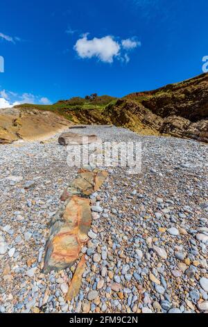 Eine abgeschiedene Bucht in Middle Hope in der Nähe von Sand Point am Bristol Channel, Somerset, England Stockfoto