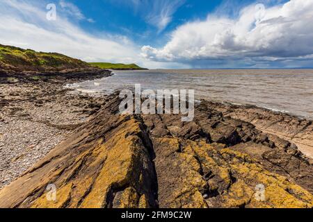 Eine abgeschiedene Bucht in Middle Hope in der Nähe von Sand Point am Bristol Channel, Somerset, England Stockfoto