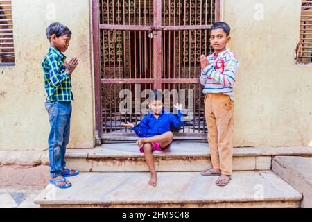 VRINDAVAN, INDIEN - 18. FEBRUAR 2017: Lokale Kinder in Vrindavan, Bundesstaat Uttar Pradesh, Indien Stockfoto