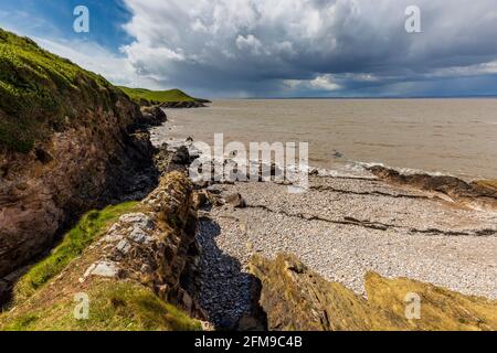 Eine abgeschiedene Bucht in Middle Hope in der Nähe von Sand Point am Bristol Channel, Somerset, England Stockfoto