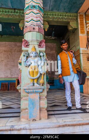 VRINDAVAN, INDIEN - 18. FEBRUAR 2017: Bunt geschnitzte Gottheit auf einer Tempelsäule in Vrindavan, Bundesstaat Uttar Pradesh, Indien Stockfoto