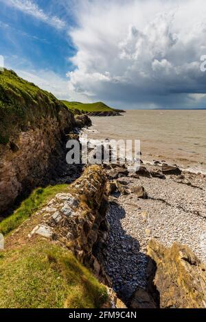 Eine abgeschiedene Bucht in Middle Hope in der Nähe von Sand Point am Bristol Channel, Somerset, England Stockfoto