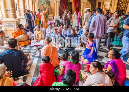 VRINDAVAN, INDIEN - 18. FEBRUAR 2017: Menschen singen Hare Krishna im Krishna Balaram Mandir Tempel (Tempel der ISKCON Organisation) in Vrindavan, Uttar Pr Stockfoto