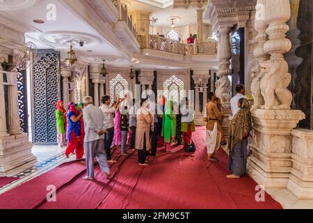 VRINDAVAN, INDIEN - 18. FEBRUAR 2017: Menschen im Krishna Balaram Mandir-Tempel (Tempel der ISKCON-Organisation) in Vrindavan, Bundesstaat Uttar Pradesh, Indien Stockfoto