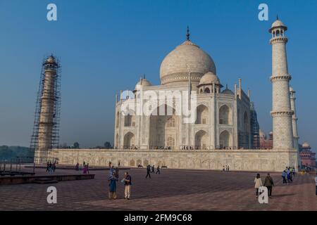 AGRA, INDIEN - 19. FEBRUAR 2017: Touristen besuchen den Taj Mahal Komplex in Agra, Indien Stockfoto