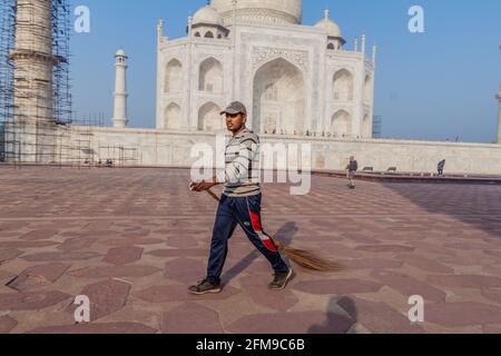 AGRA, INDIEN - 19. FEBRUAR 2017: Kehrmaschine im Taj Mahal Komplex in Agra, Indien Stockfoto