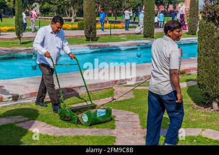 AGRA, INDIEN - 19. FEBRUAR 2017: Arbeiter mähen einen Rasen Taj Mahal Komplex in Agra, Indien Stockfoto