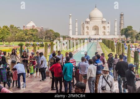 AGRA, INDIEN - 19. FEBRUAR 2017: Touristen besuchen Taj Mahal in Agra, Indien Stockfoto