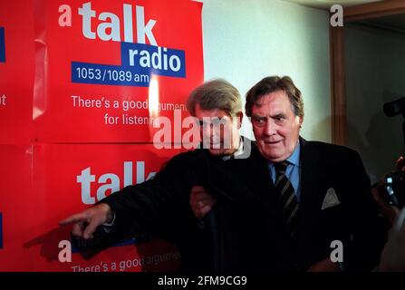 Ted Francis und Max Clifford im November 1999 treffen sich mit den Medien bei Talk Radio, nachdem Francis im Radio erschienen war und sprach Über Jeffrey Archer Stockfoto