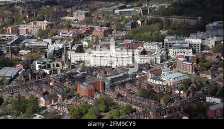 Luftaufnahme der University of Leeds (und auch der Leeds Arts University) mit dem Parkinson Building in der Woodhouse Lane prominent, West Yorkshire Stockfoto