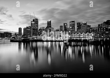 Skyline von Sydney kurz vor Sonnenaufgang Stockfoto