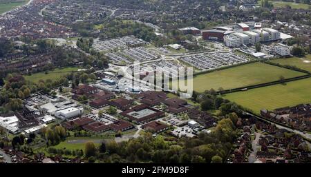 Luftaufnahme des Newton Lodge Fieldhead Hospital im Vordergrund und des Pinderfields General Hospital im Hintergrund, Wakefield, West Yorkshire Stockfoto