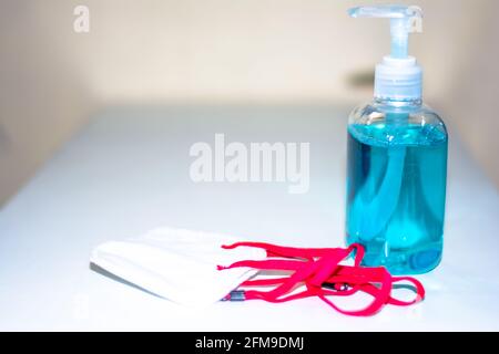 Corona Virus Prävention OP-Masken, und Händedesinfektionsgel, flüssige Handwaschseife für Handhygiene verbreiten Schutz. Stockfoto