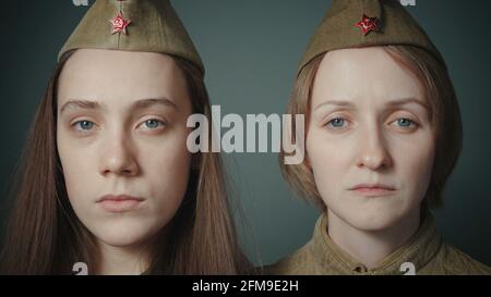 Foto von jungen Frauen in sowjetischer roter Armeeuniform Stockfoto