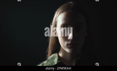 Foto einer jungen Frau in Militäruniform Stockfoto