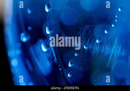 Abstrakter blauer Hintergrund mit Wassertropfen auf Plastikflasche - Selektiver Fokus Stockfoto