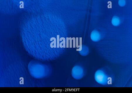 Abstrakter blauer Hintergrund mit Wasserblasen - verschwommene Plastikflasche Stockfoto