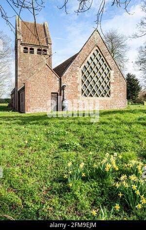 Die Kirche der Arts & Crafts Movement aus dem 20. Jahrhundert in St. Edward wurde aus lokalem rotem Sandstein im Dorf Kempley, Gloucestershire, Großbritannien, erbaut Stockfoto