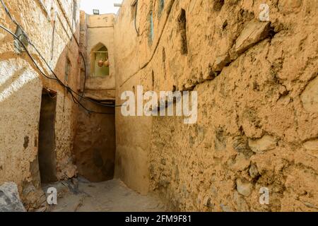 Enger Korridor im alten Dorf Misfat al Abreyeen, Oman Stockfoto