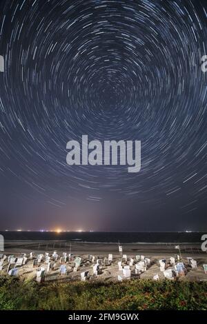 Startrails, die nach Norden über die Nordsee auf der Insel fahren Wangerooge in der Nacht Stockfoto