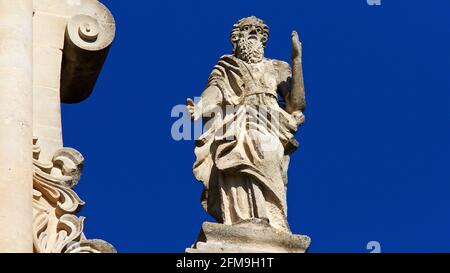 Italien, Sizilien, Südost-Sizilien, Barockwinkel, Ragusa, Duomo di San Georgio, stehende Barockfigur, nördliche untere Dachleiste, blauer Himmel, Detail Stockfoto