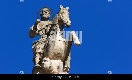 Italien, Sizilien, südöstliches Sizilien, Barockwinkel, Ragusa, Morgenlicht, Duomo di San Giorgio, barocke Reiterfigur des Heiligen Georg mit Heiligenschein, Reiterfigur erleuchtet, nördlicher Dachvorsprung, Bauernhimmel Stockfoto