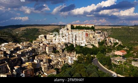 Italien, Sizilien, Südost-Sizilien, Barockwinkel, Ragusa, Abendlicht, Blick auf Ragusa Ibla und das Castello Vecchio, blauer Himmel mit dicken grauen und weißen Wolken Stockfoto