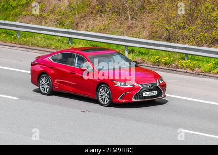 2021 mm (21") Schild rot Lexus RX350 F Sport; Fahrzeugverkehr, fahrende Fahrzeuge, Luxusfahrzeuge, modernes Fahrzeug Fahren auf britischen Straßen, Motoren, Fahren auf der Autobahn M6 UK Straßennetz. Stockfoto