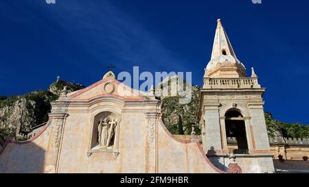 Italien, Sizilien, Taormina, Stadtzentrum, Piazza IX Aprile, kirche, Chiesa di San Giuseppe, Barockkirche, Portal über und Kirchturm, blauer Himmel Stockfoto