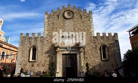 Italien, Sizilien, Taormina, Stadtzentrum, Piazza Duomo, kathedrale von Taormina, Duomo di Taormina, Fassade, Vorderseite, Weitwinkel von unten, bäuerlicher Himmel, Schleierwolken Stockfoto