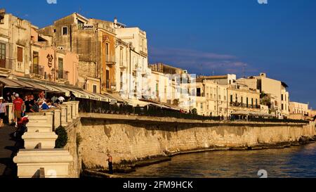 Italien, Sizilien, Syrakus, Halbinsel Ortigia, Isola di Ortigia, Altstadt, Häuserreihe am Wasser, Abendlicht Stockfoto